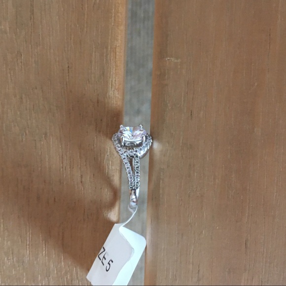 NWT Silvertone CZ Cubic Zirconia Halo Ring Size 5 - Picture 7 of 8